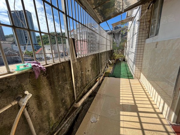 深圳布吉布吉街凤凰山庄布吉西环路 凤凰山庄 电梯三房一厅 公交站在