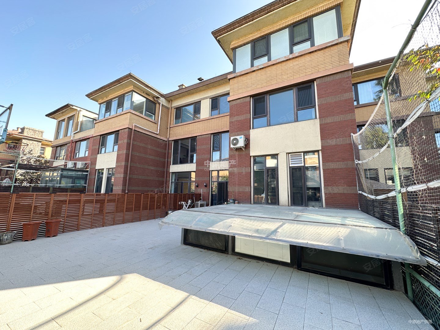 万城华府(地上三层 地下一层 联排别墅)停4车,万城华府玺园二手房