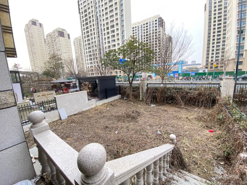 吾悦旁别墅边户带大院子每层扩建50多平,业主土建花了100刀,御龙山