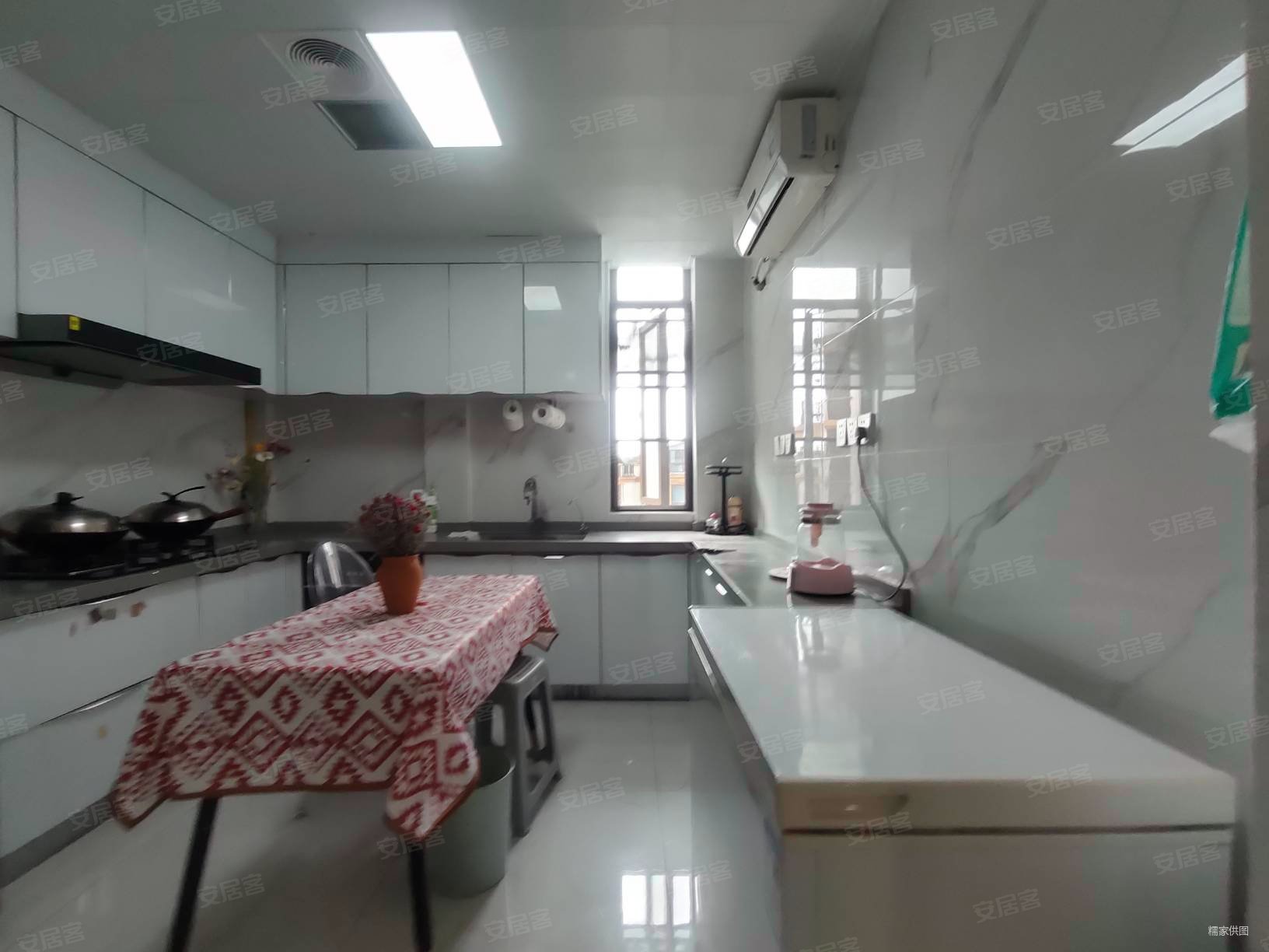 观湖园7室2厅4卫150.9㎡南北878万