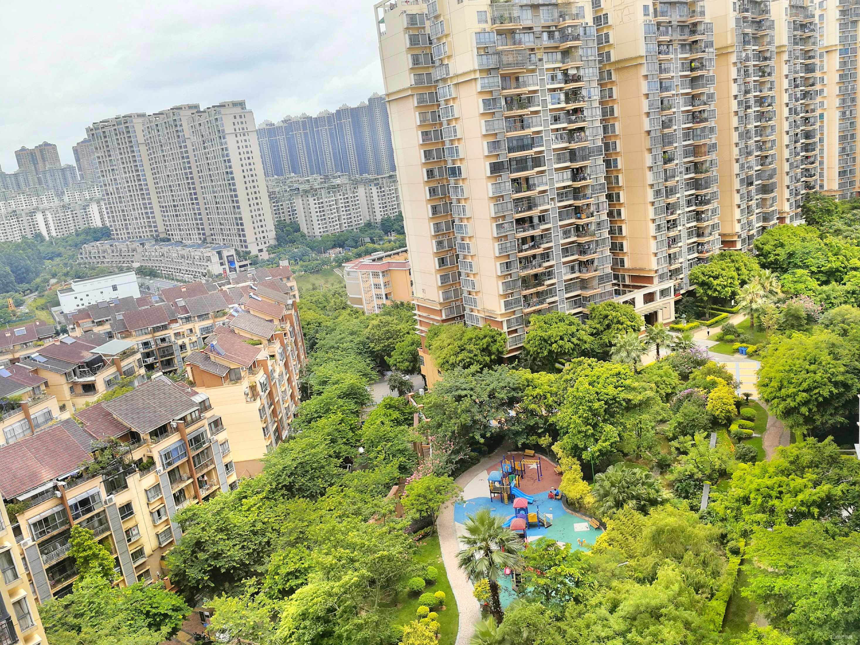 荣和山水美地4组团微笑湾3室2厅2卫100.67㎡南北148万