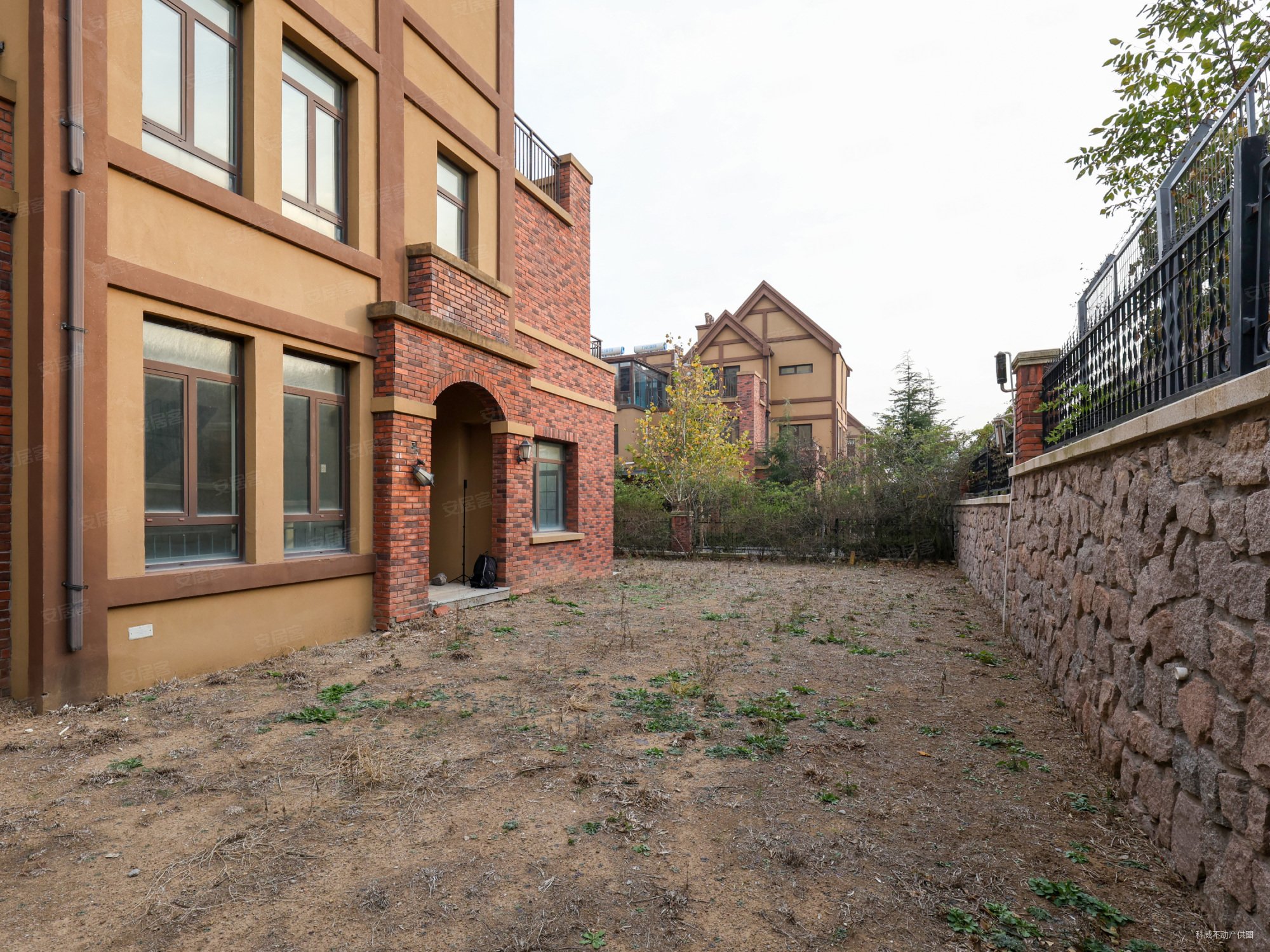 (联排别墅 150多平大院)地 三层 骊山国际 英伦,丽山国际英伦伴山墅