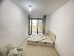 青岛黄岛灵山卫实图实价 可短租押一付一 吾悦广场主卧带阳台 690月出租房源真实图片