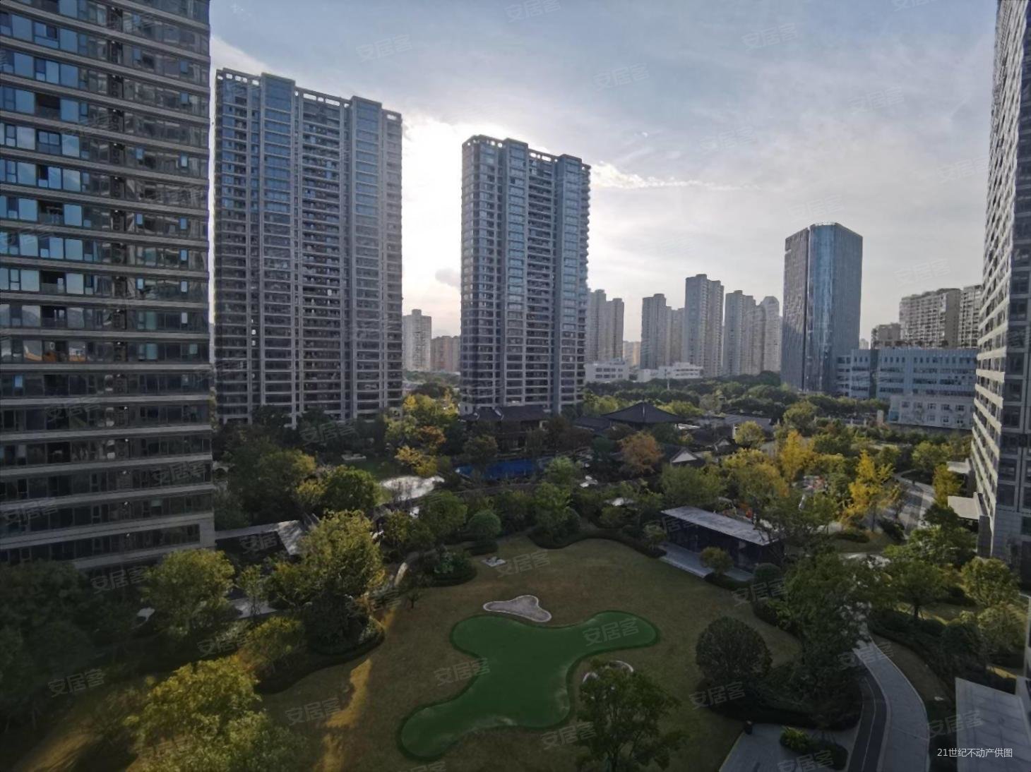 多弗绿城翠湖里5室2厅4卫231.1㎡南北628万