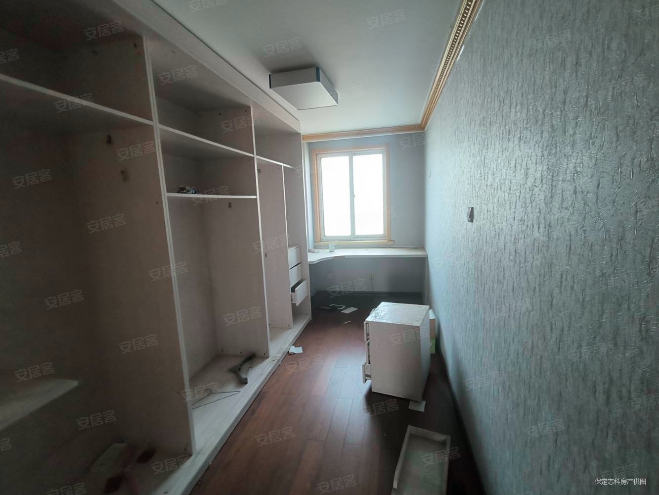 世纪华庭4室2厅3卫241㎡南北180万