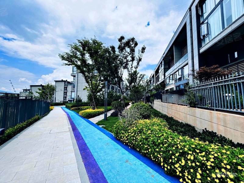 滇池半山观滇复式中空大跃层