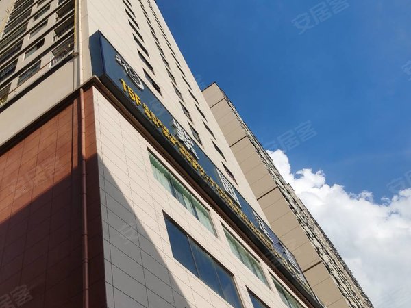 南宁西乡塘安吉安吉时代中心地铁口,楼下有商业,有市场.