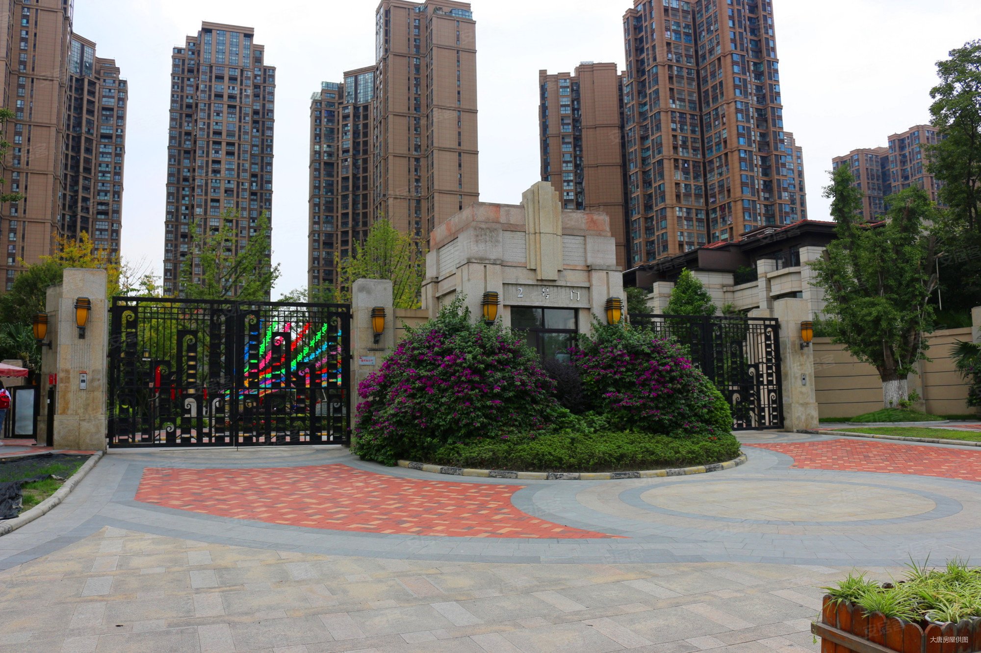房东卖了回老家,双流园林大盘龙樾湾精装套四好看房,北京城建龙樾湾