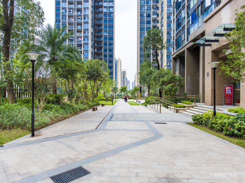 鸿荣源尚峰 朝南 车位充足 高楼层视野无遮挡 楼龄新