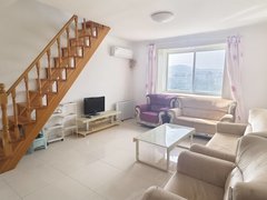 乳山银滩长江路六楼带七楼，复试内楼梯，带空调 四室两厅两卫 精装拎包西楼头出租房源真实图片