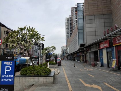 繁华地段,上下班高峰比较拥挤,小区楼下步行街人多,会有点吵.