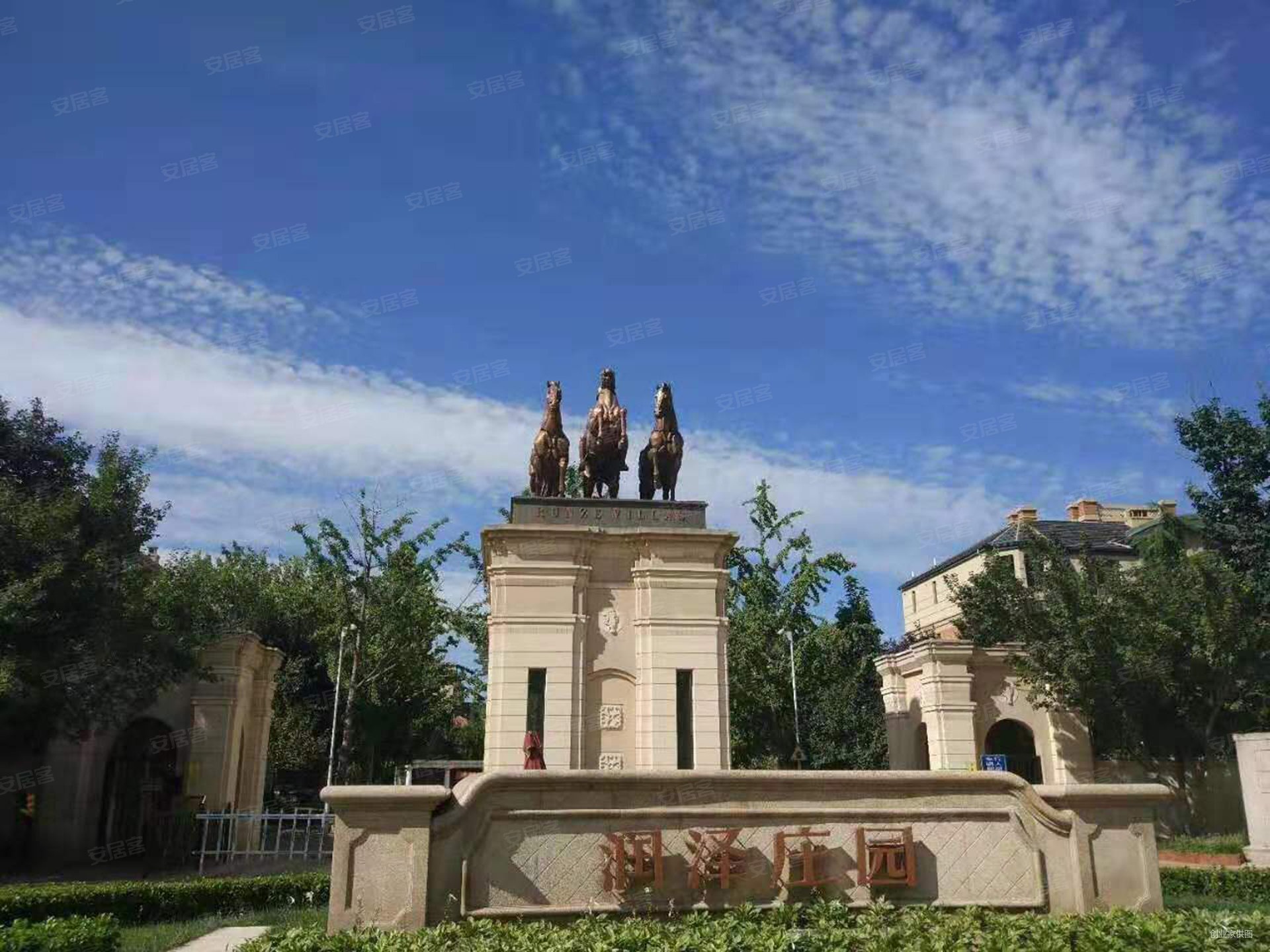 润泽庄园4室3厅4卫220.18㎡南北2100万