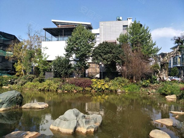 昆明西山滇池度假区同德极少墅同德极少墅 联排端户 带80平花园 精