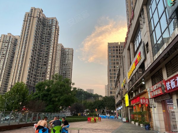 重庆九龙坡华岩新城和泓lomo中心和泓四季e区一室 图片真实 轻轨出口