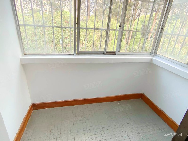 江岸小区两室一厅出售中间楼层四楼江景房采光采阳好带江滨昆八