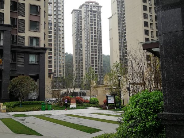 贵阳花溪清溪路保利溪湖a区保利溪湖一期两房一卫精装修家具家电齐全