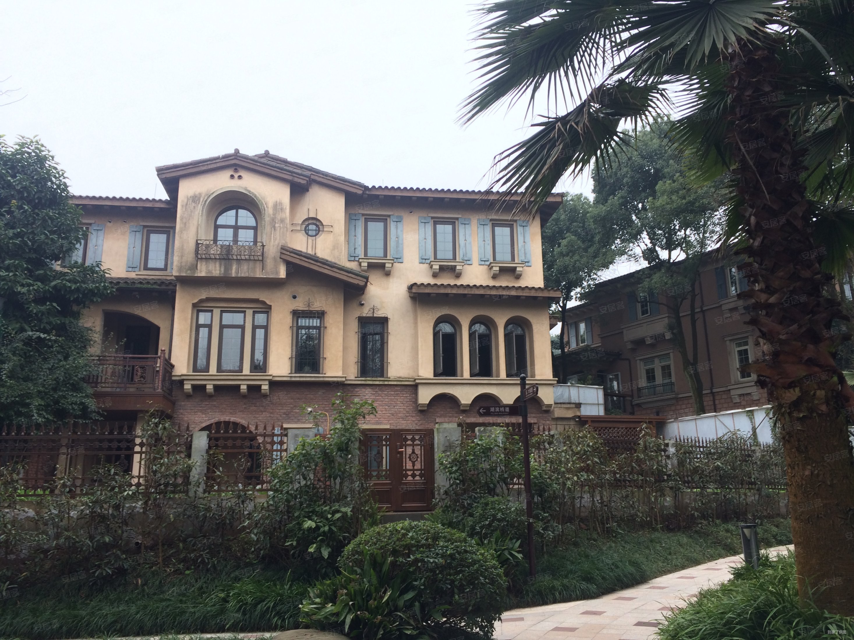 龙湖蓝湖郡西岸二三四组团5室2厅4卫301.15㎡东南768万