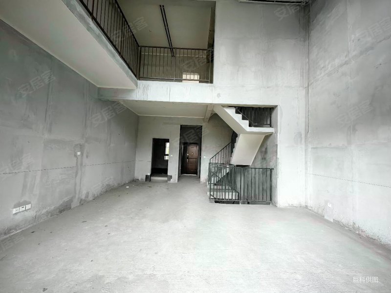 新上房源,联排别墅,带三个车位,诚心卖满两年