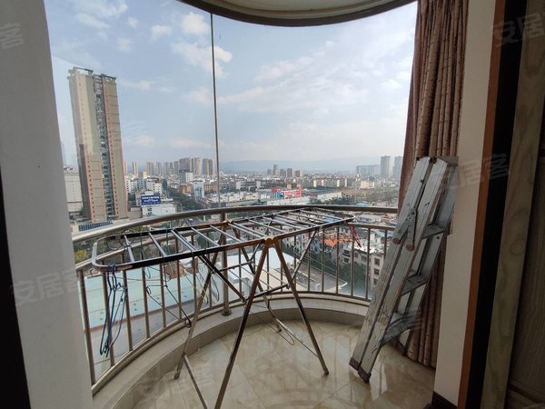 弥勒九号路庆来公园宏华苑市中心,生活方便,精装修拎包入住,南北通透,1700元每月出租房源真实图片