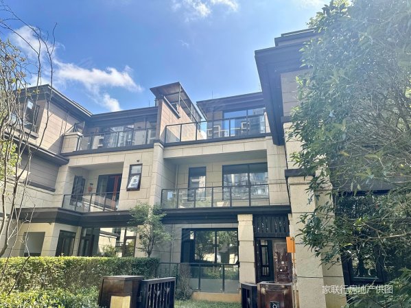 中铁阅山湖一套联排别墅毛坯带车位入户花园仅售340万