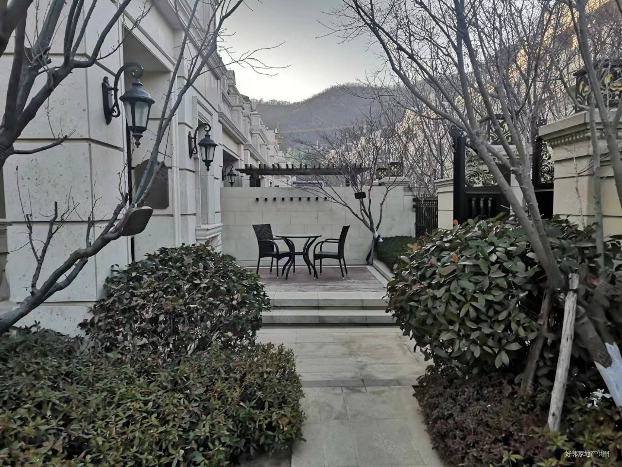 崂山波尔多小镇,大开间别墅,车库景观带旁,一手手续