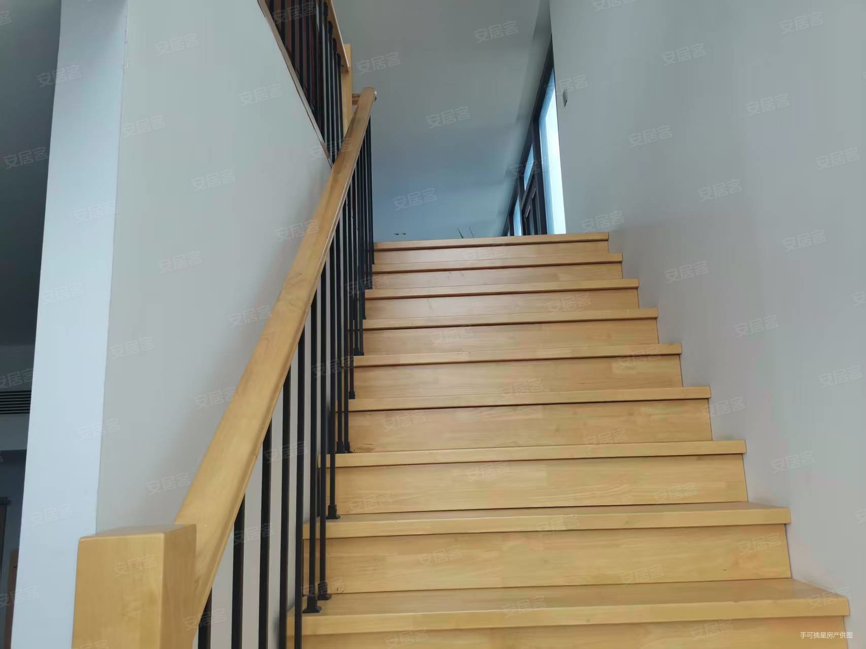 秀兰城市花园6室3厅2卫258㎡南北235万