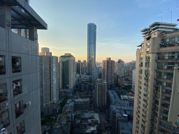 重庆渝中解放碑美力大厦解放碑 日月光中心旁 精装两房 住家装修 楼下