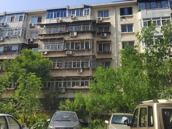 天津河东上杭路金湾花园金湾花园大两室3楼急租,紧挨河东公园,临地铁