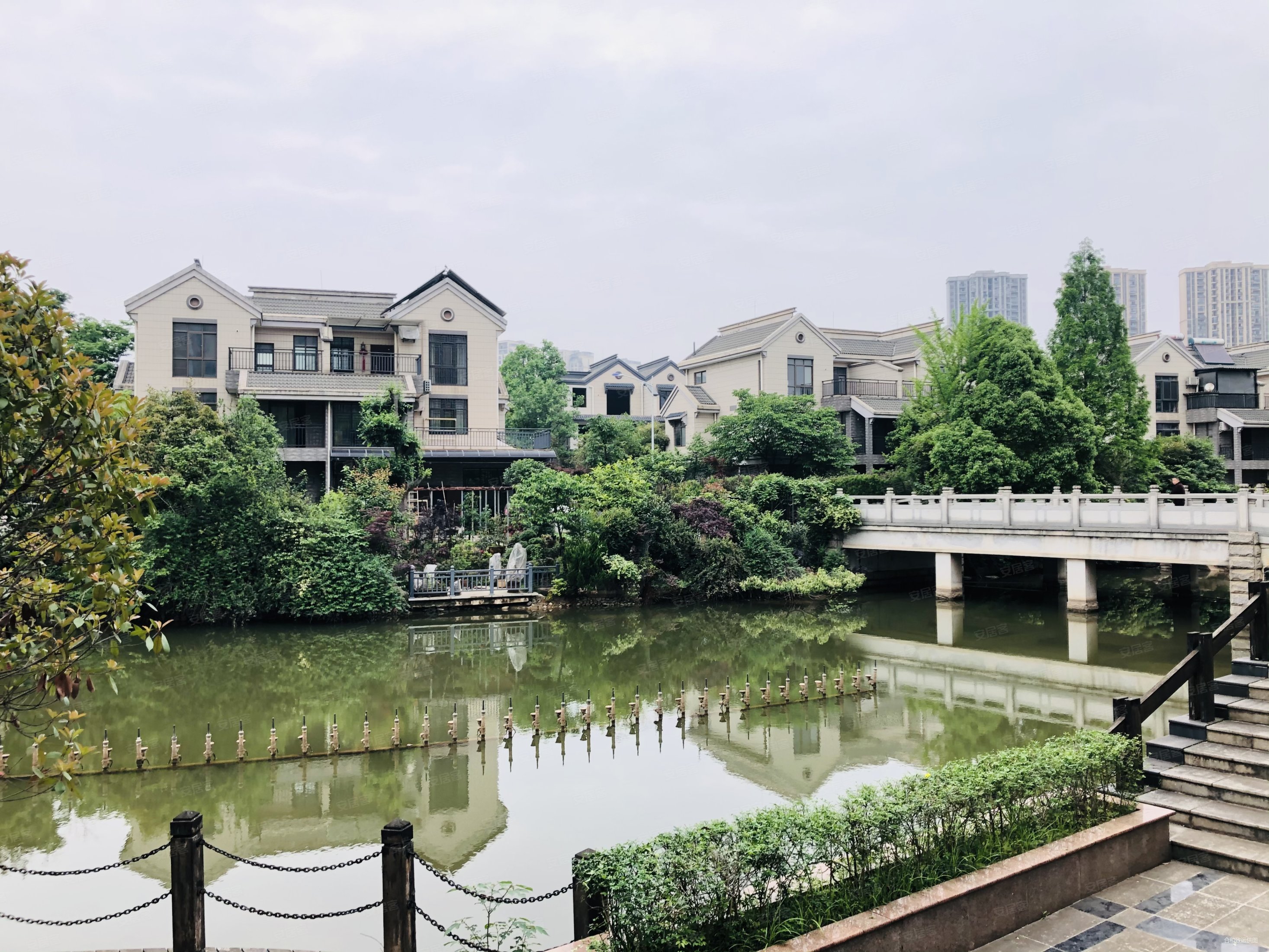 地铁口奥莱商圈清水叠拼别墅,230万急售,恒达盘龙湾二手房,255万,4室2