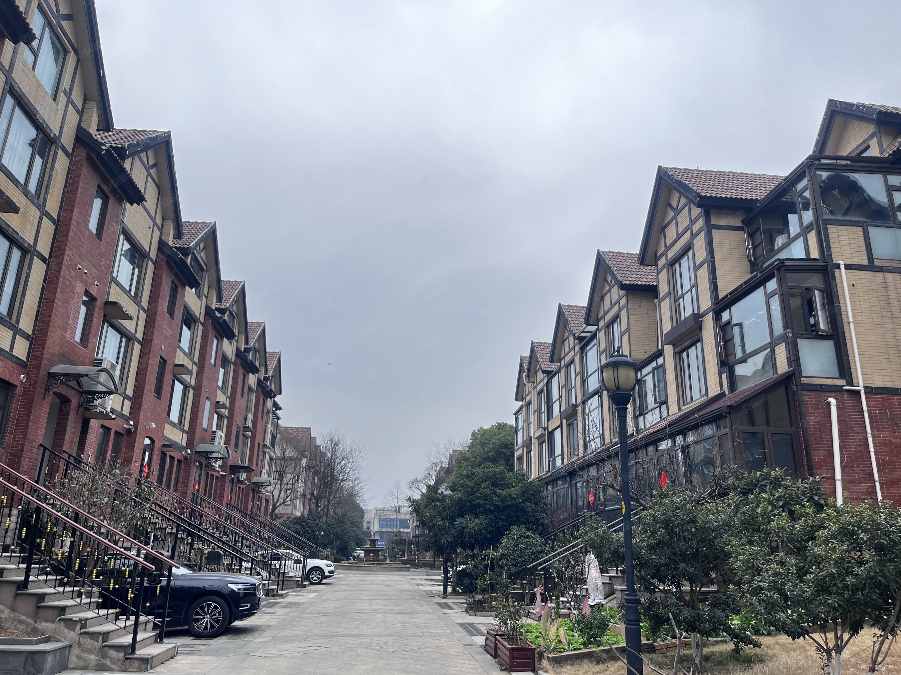 东墅322平联排边户送200平大花园门口可停3辆车