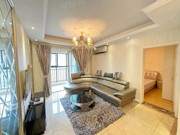 重庆两江新区观音桥半山华府商圈旁边豪装两房 实地很有质感 下楼就可以坐轻轨 随时看房出租房源真实图片