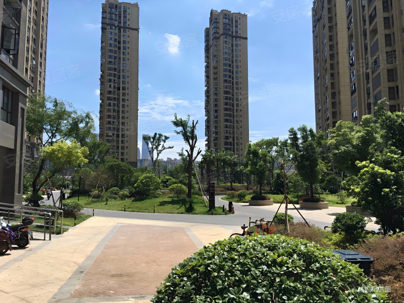 1年的精装修 没入住过 红谷十二庭四房 全新家具家电