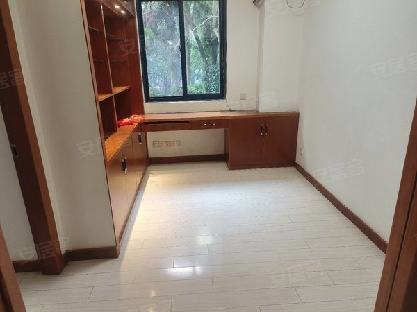 福州晋安五四北三木城a区出门就是地铁,对面就是i33广场,比邻永辉超市