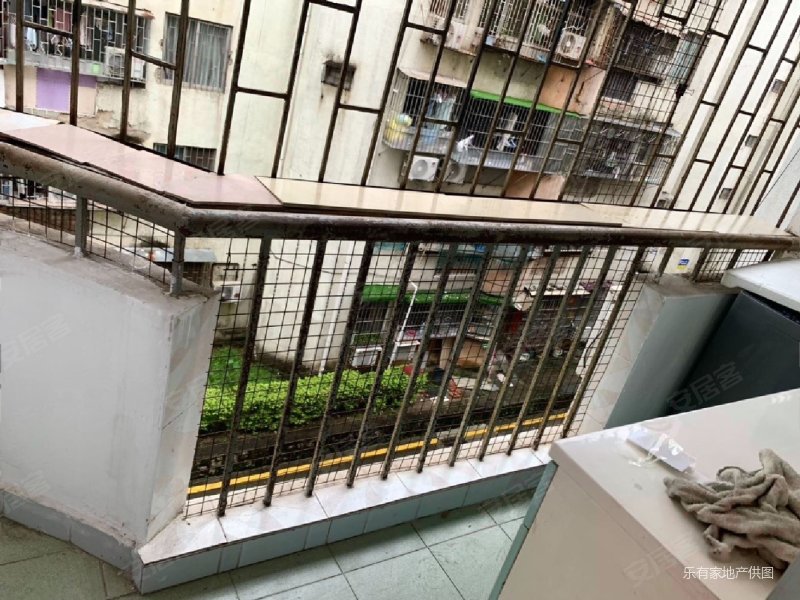 金侨花园3室2厅1卫20㎡南68万