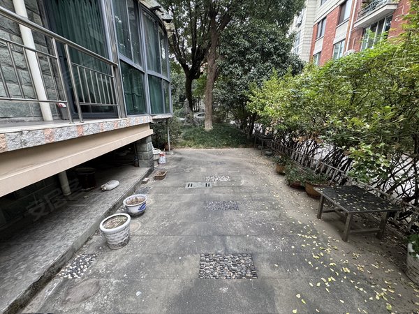 三江花园 精装下叠别墅大4房 带院子