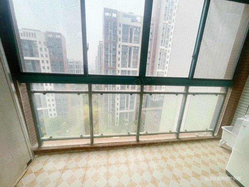 房东急售地铁口区政府公园旁江郡华府三房中间楼层