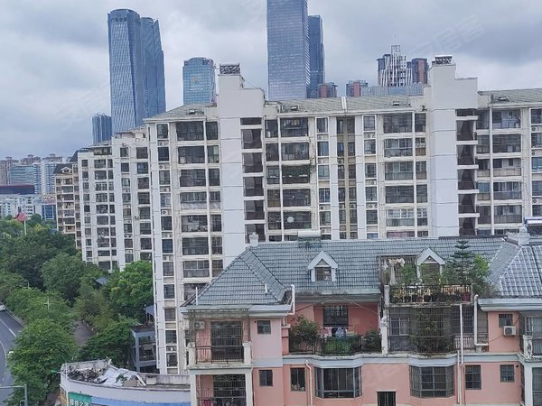 南宁青秀凤岭北维也纳森林维也纳森林小区交通便利,距离地铁1号较近