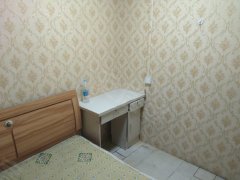 西宁城中东大街房子干净卫生。房子里有床衣柜，桌子等。能洗澡，24小时有热水出租房源真实图片