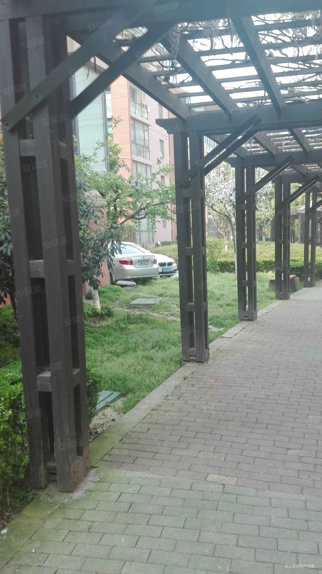 排别墅 带前后花园送汽车库,满五年业主诚心出售,新港名城花园二手房