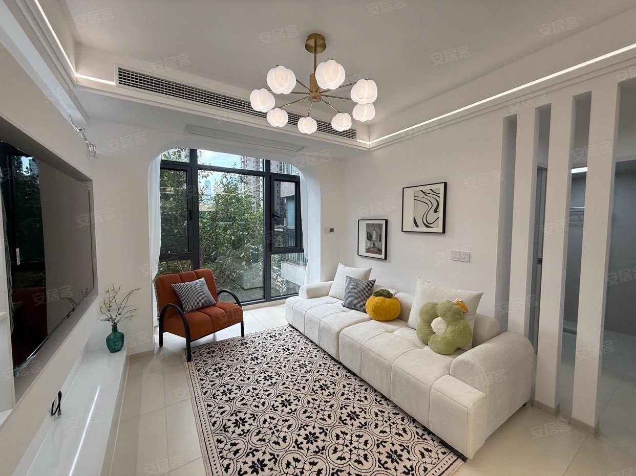 奶油现代风、火车站朝阳村双地铁口、民水电带然气、直接拎包入住