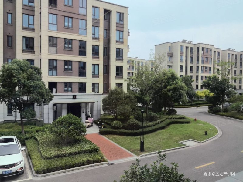 大目湾实验正对面,带大露台,四开间朝南双阳台,轻轨站边上