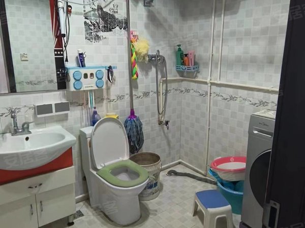 鑫阳花园,步梯中层,精装修,冰箱洗衣机空调都有,拎包入住