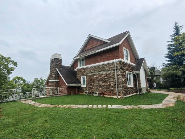 昆明盘龙世博片区高天流云高天流云独栋别墅豪华装修,带大花园,带车库