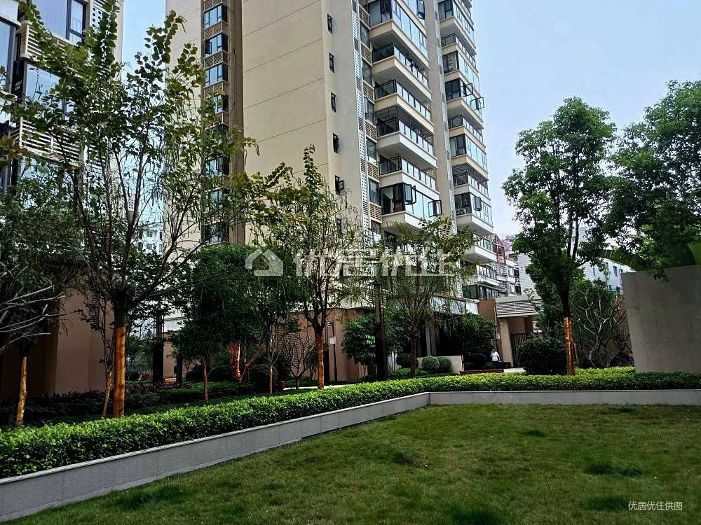 兴宁区妇幼保健院旁五号线地铁口兴宁大唐果精装三房两卫诚心出售