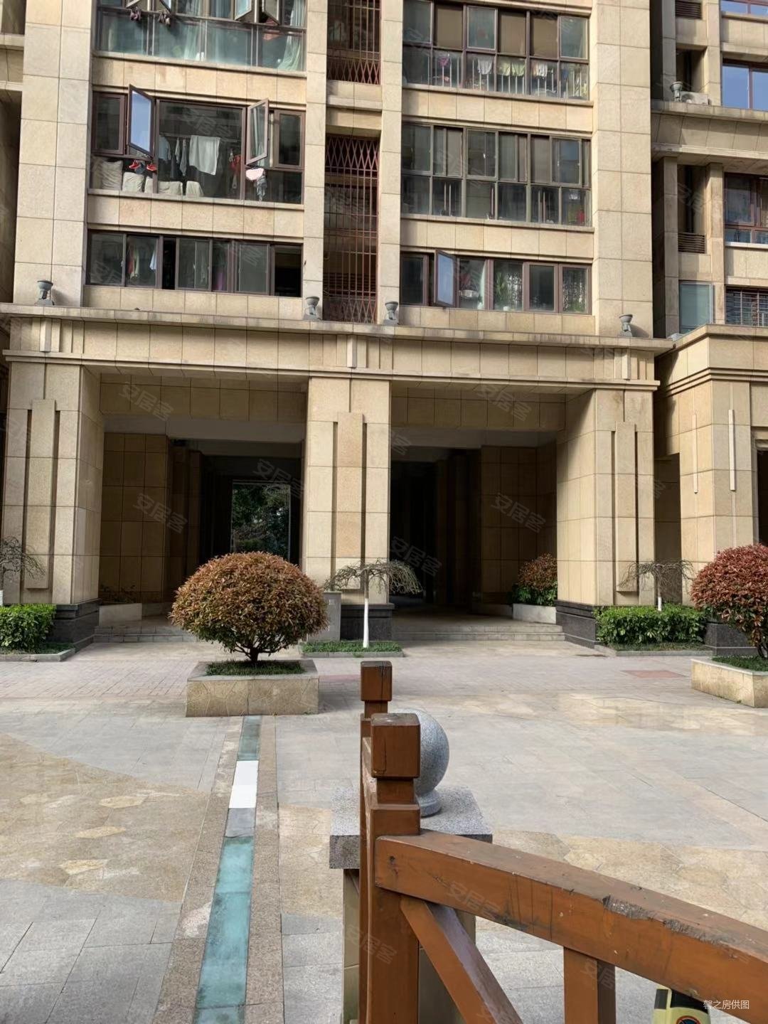 凯润金城(商住楼)2室1厅1卫75.36㎡南北230万