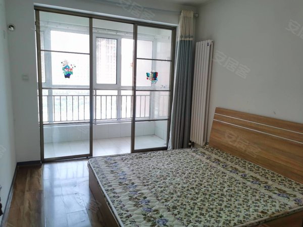 济南天桥历山北路水岸名邸出租,水岸名邸电梯房三室两厅一卫,家具家电