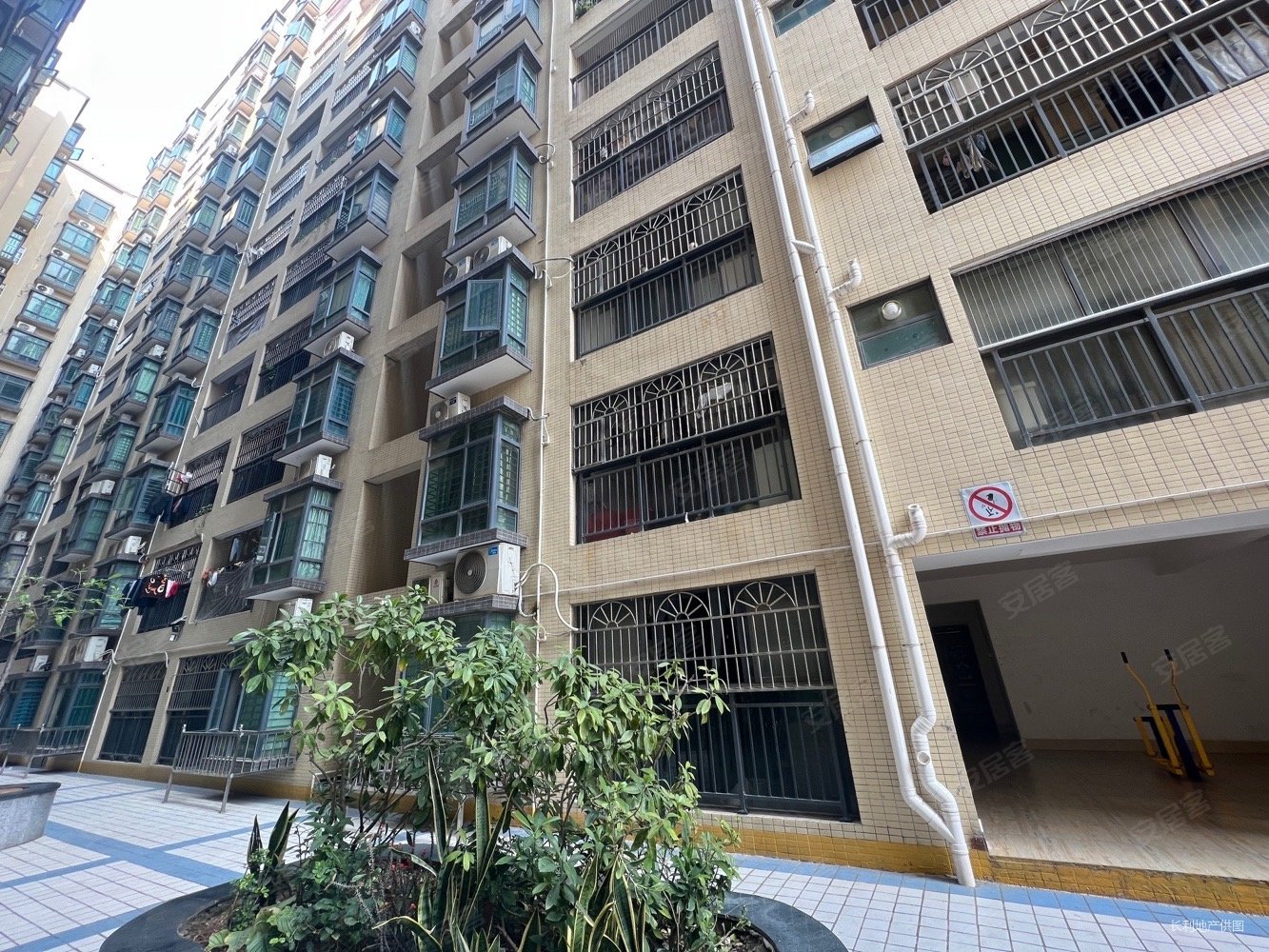 新安花园(长安)3室2厅2卫116㎡南北135万