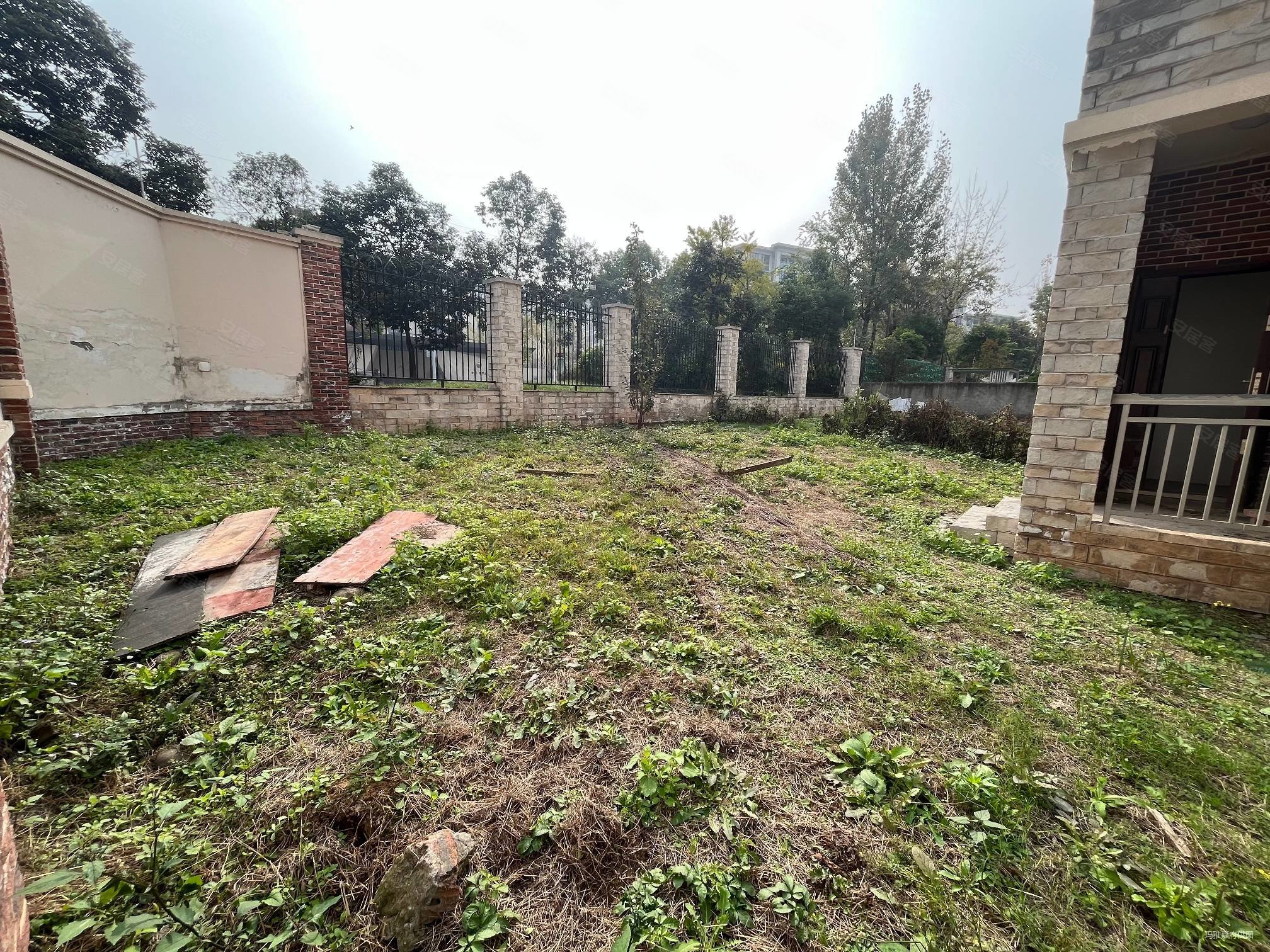 君度半山独栋别墅急售带半亩花园可装电梯随时看房