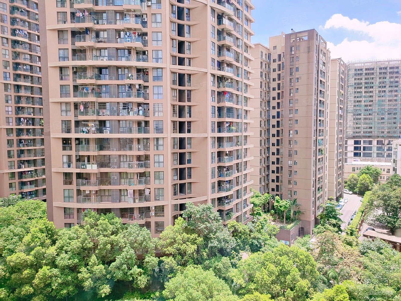 独享大露台沃尔玛旁园林小区香樟林4房急售给价就卖随时看