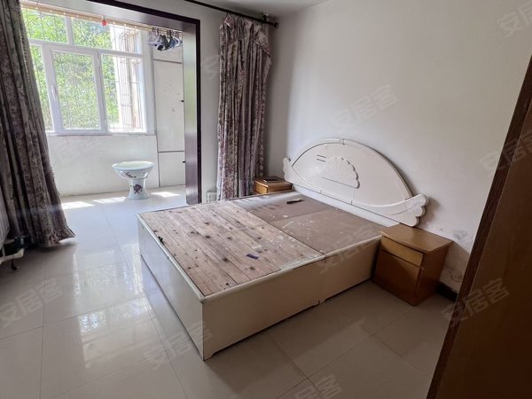 包头青山文化路青宾小区出租青宾小区一楼 两居室位置好。家具家电齐全拎包入住出租房源真实图片